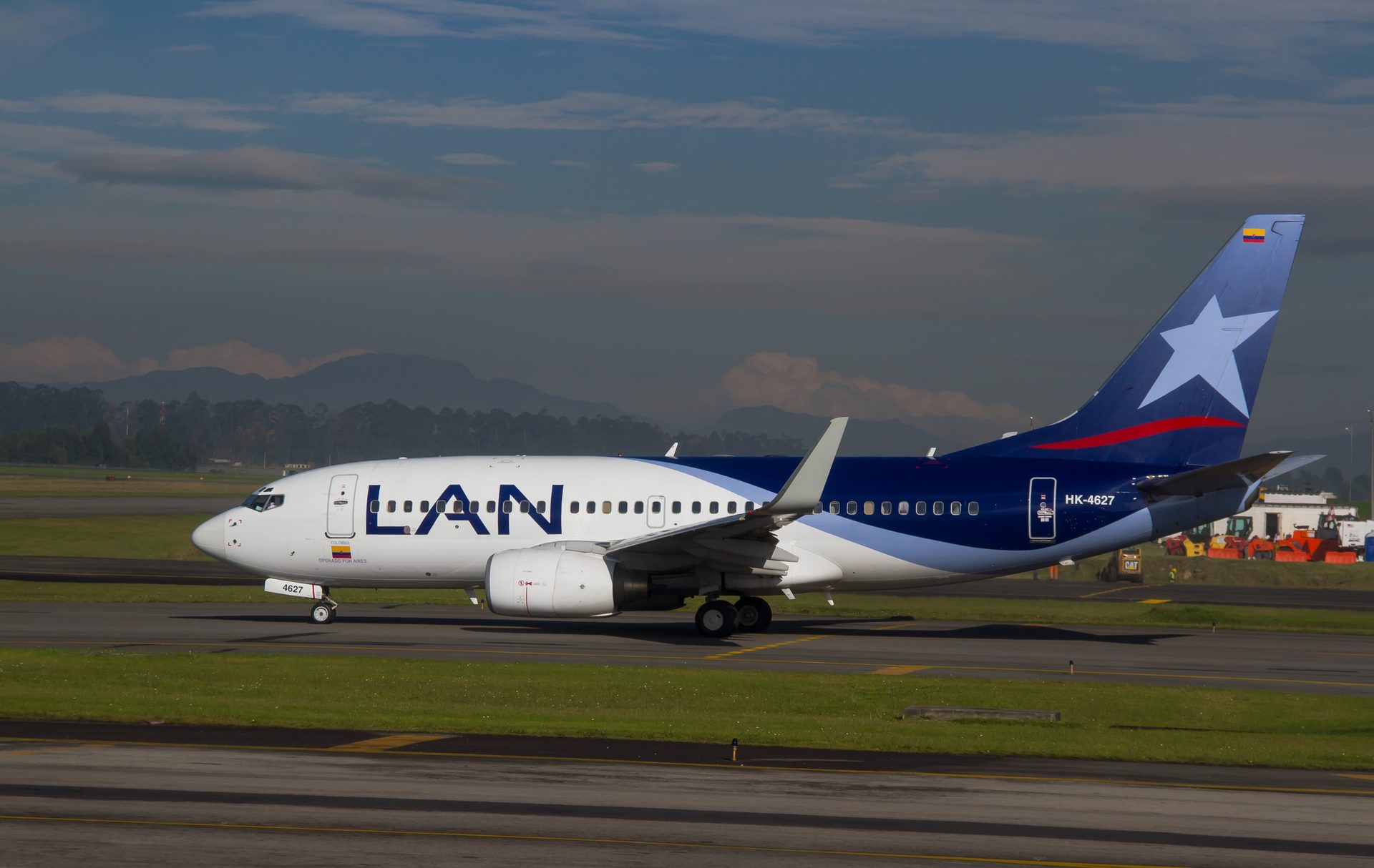 Boeing 737-700 commercial airliner